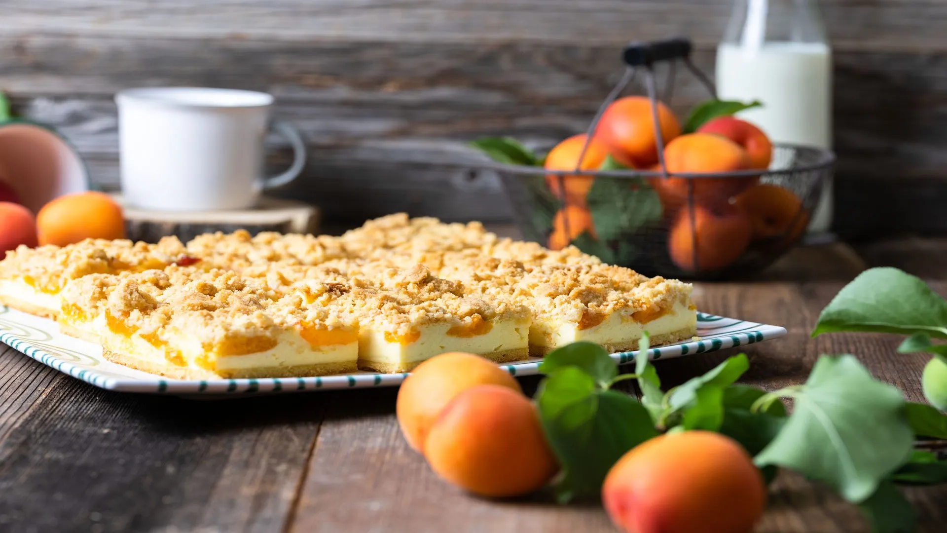 Was uns auszeichnet im Bäckergut - Frischer Streuselkuchen mit Marillen