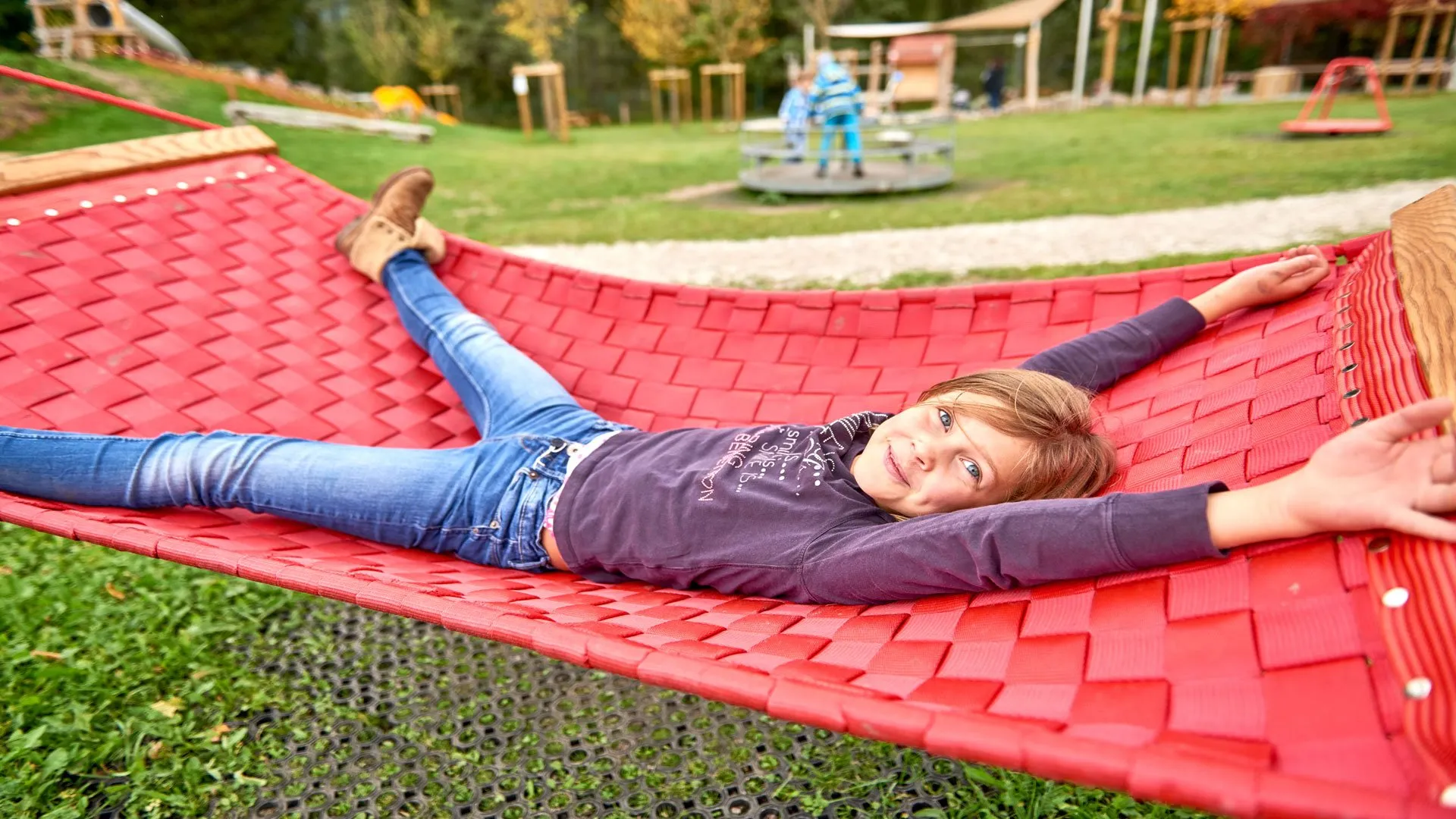 Familie &amp; Kids im Bäckergut - Kinder rasten und spielen auf einem Spielplatz im Tannheimer Tal
