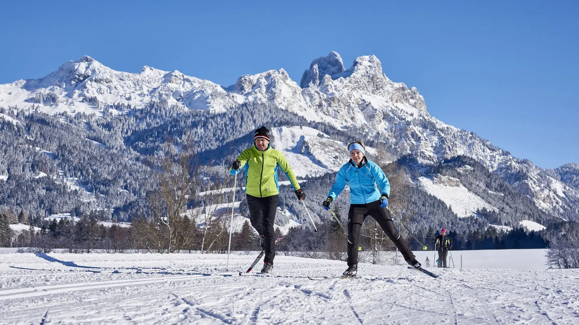 Nordisch Nobel Langlaufpauschale im Bäckergut - Langläufer beim Skating zwischen Grän und Tannheim