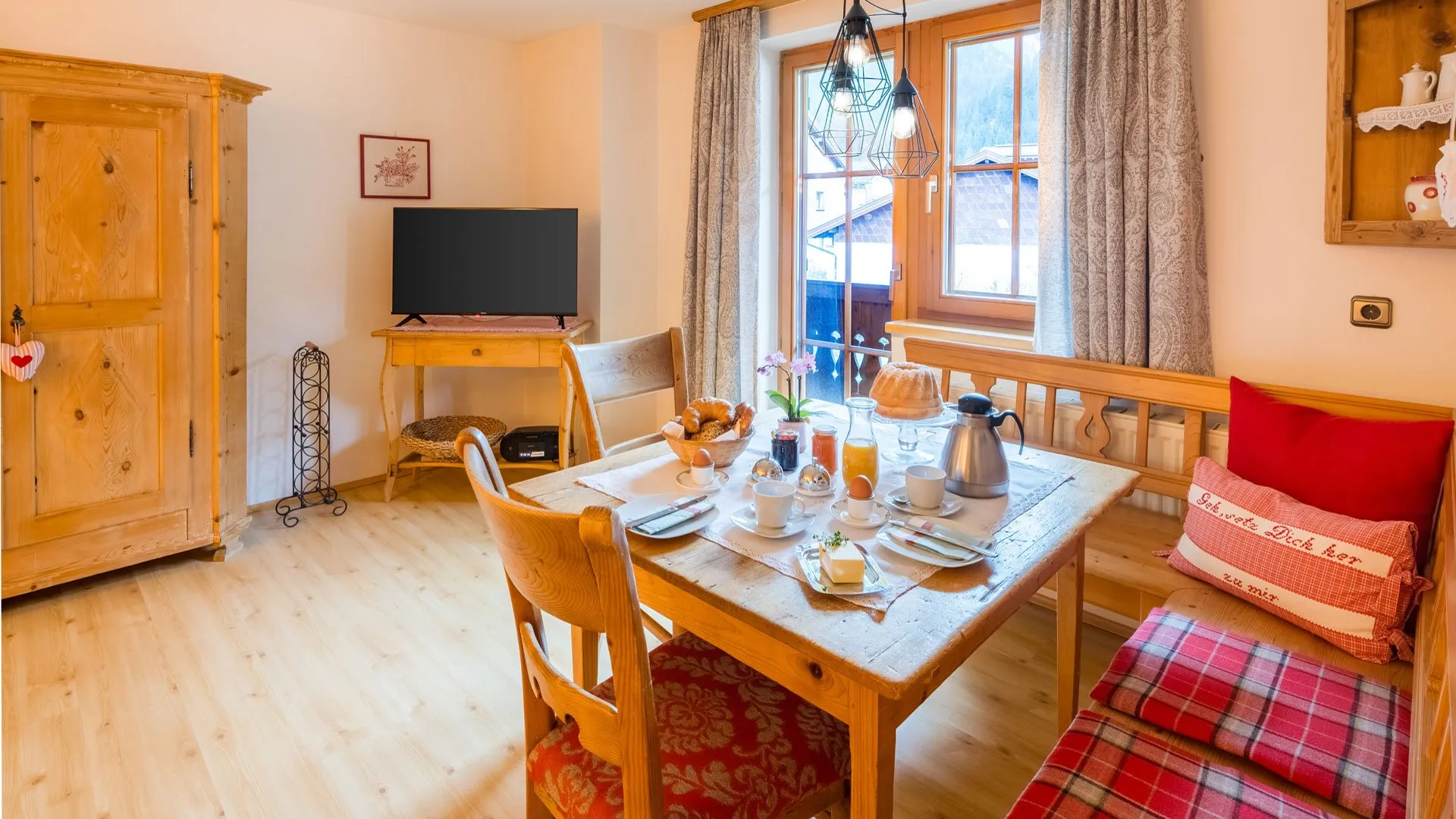 Service zum Frühstück im Bäckergut - Suite Landleben im Tannheimer Tal