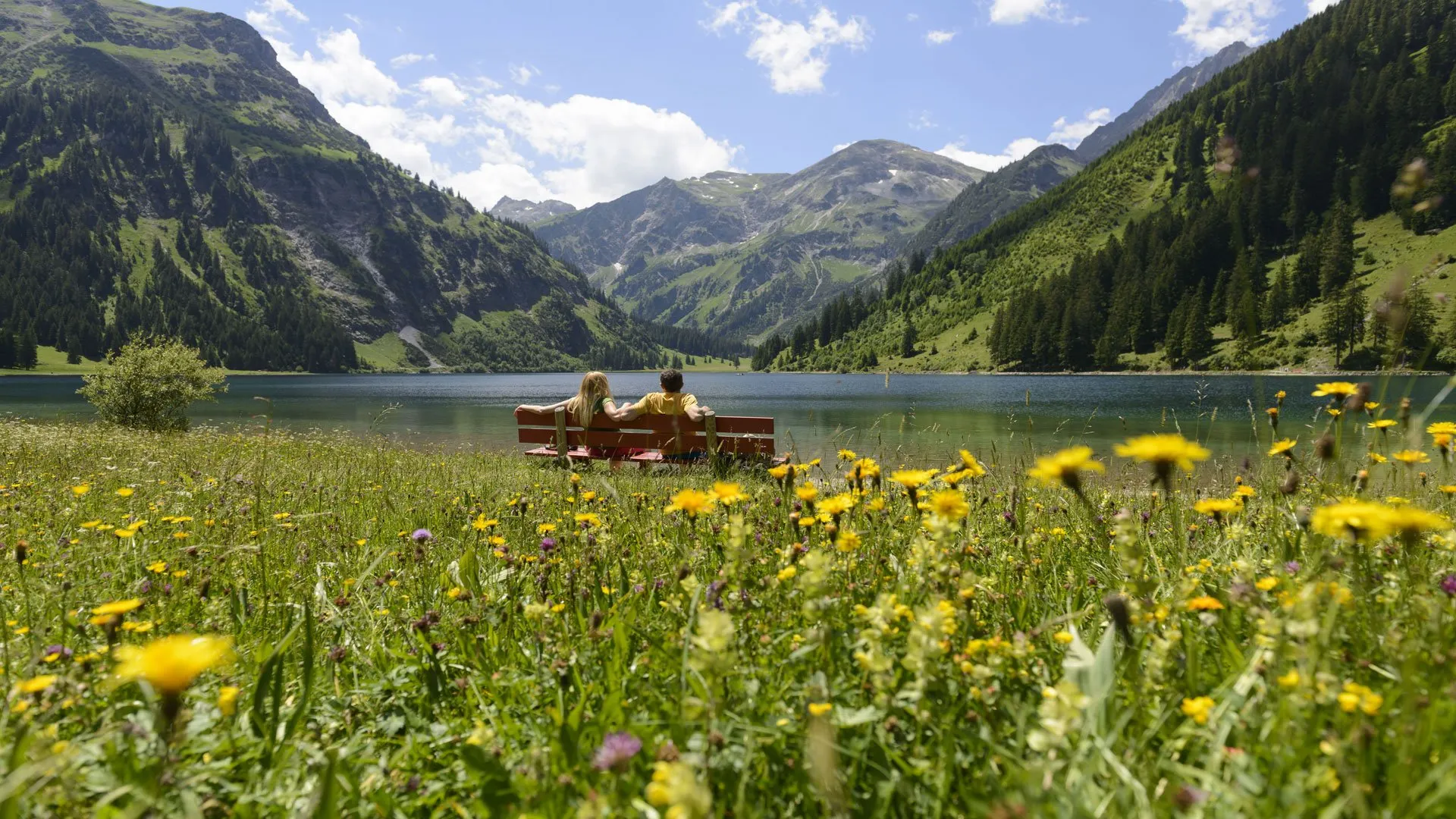 Sommerliebe im Bäckergut - Ausruhen in einer Blumenwiese am Vilsalpsee